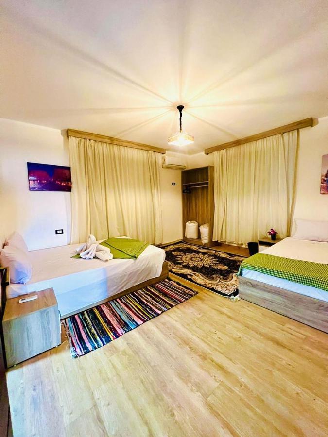 Pyramids View & Gem View Boutique Bed and breakfast Nazlat as Sammān